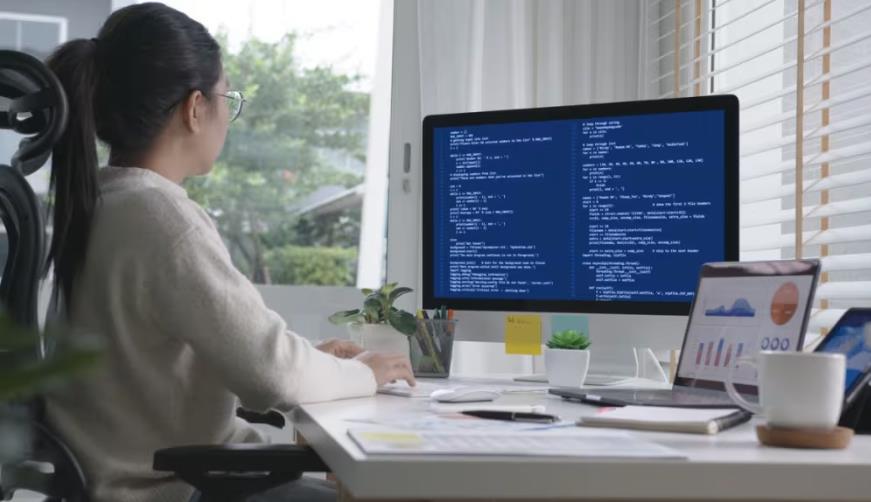 洋县软件开发公司实战建议:网站赋能,为何必须接入支持机器人?